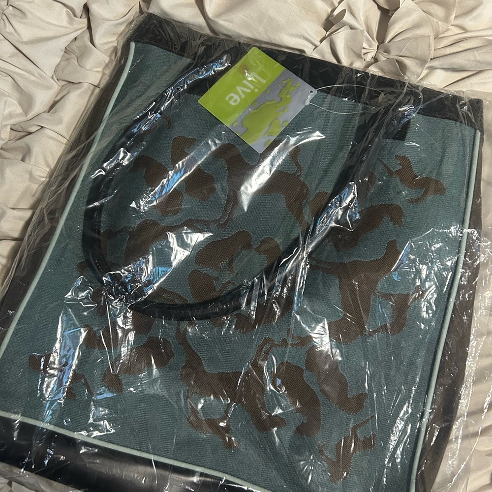 William Wegman petalonia tote by crypton NWT VERY RARE HTF ITEM 🦄🦄🦄 - Picture 2 of 3